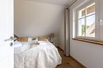 Schlafzimmer mit Doppelbett und Fenster - Freischwimmer - Top-Hundeurlaub