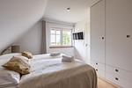 Modernes Schlafzimmer mit TV - Freischwimmer - Top-Hundeurlaub