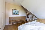 Schlafzimmer mit Bett und Holzbank - Freischwimmer - Top-Hundeurlaub