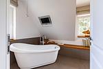 Moderne Badezimmeransicht mit Badewanne - Freischwimmer - Top-Hundeurlaub