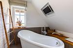 Moderne Badezimmeransicht mit freistehender Badewanne - Freischwimmer - Top-Hundeurlaub