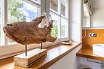Badezimmer mit Holzskulptur und Fenster - Freischwimmer - Top-Hundeurlaub