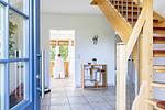 Eingangsbereich mit Treppe und Möbelstück. - Carpe Diem - Top-Hundeurlaub