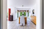 Heller Wohnraum mit Esstisch und großen Fenstern. - Carpe Diem - Top-Hundeurlaub