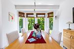Moderne Küche mit Essbereich und großen Fenstern. - Carpe Diem - Top-Hundeurlaub