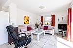 Helles Wohnzimmer mit Sofas und Fernseher. - Carpe Diem - Top-Hundeurlaub