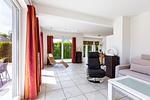 Heller Wohnraum mit Fenster und Sitzgelegenheiten. - Carpe Diem - Top-Hundeurlaub