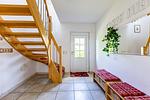 Eingangsbereich mit Treppe und Sitzbänken. - Carpe Diem - Top-Hundeurlaub