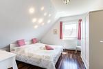 Schlafzimmer mit Doppelbett und Kommode. - Carpe Diem - Top-Hundeurlaub