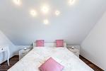 Schlafzimmer mit Doppelbett und Nachttischen. - Carpe Diem - Top-Hundeurlaub