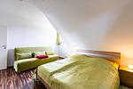 Gemütliches Schlafzimmer mit Doppelbett und Couch. - Carpe Diem - Top-Hundeurlaub