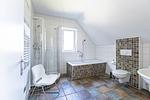 Badezimmer mit Dusche, Badewanne und WC. - Carpe Diem - Top-Hundeurlaub