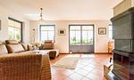 Heller Wohnraum mit Sofas und Kamin - Hus in de Wieck 01 - Top-Hundeurlaub
