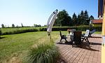 Terrasse mit Sitzbereich und Sonnenschirm - Hus in de Wieck 01 - Top-Hundeurlaub