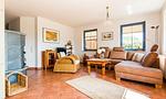 Helles Wohnzimmer mit bequemer Couch und Tisch - Hus in de Wieck 01 - Top-Hundeurlaub