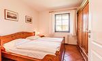 Schlafzimmer mit Doppelbett und Fenster - Hus in de Wieck 01 - Top-Hundeurlaub