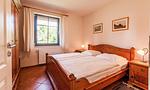 Gemütliches Schlafzimmer mit Doppelbett und Fenster - Hus in de Wieck 01 - Top-Hundeurlaub