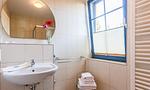 Badezimmer mit Waschbecken und Handtüchern - Hus in de Wieck 01 - Top-Hundeurlaub