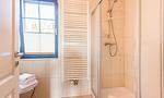 Modernes Badezimmer mit Dusche und Tageslicht - Hus in de Wieck 01 - Top-Hundeurlaub