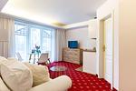 Helles Wohnzimmer mit Couch und TV - Strandhaus Claassen 09 - Top-Hundeurlaub
