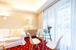 Heller Wohnraum mit Sofa und Glastisch - Strandhaus Claassen 09 - Top-Hundeurlaub