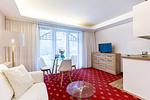 Gemütliches Wohnzimmer mit Sofa und Esstisch - Strandhaus Claassen 09 - Top-Hundeurlaub