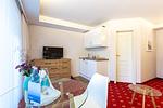 Gemütlicher Wohnraum mit Tisch und Fernseher - Strandhaus Claassen 09 - Top-Hundeurlaub