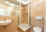 Badezimmer mit Dusche und Waschbecken - Strandhaus Claassen 09 - Top-Hundeurlaub