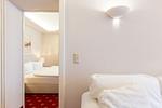 Wohnzimmer mit Zugang zum Schlafzimmer - Strandhaus Claassen 09 - Top-Hundeurlaub