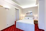 Schlafzimmer mit Doppelbett und Nachttischen - Strandhaus Claassen 09 - Top-Hundeurlaub