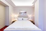 Modernes Schlafzimmer mit Doppelbett - Strandhaus Claassen 09 - Top-Hundeurlaub