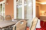 Terrasse mit Holztisch und Blick ins Grüne - Strandhaus Claassen 09 - Top-Hundeurlaub