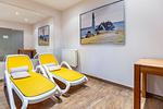 Wellnessbereich mit gelben Liegen - Strandhaus Claassen 09 - Top-Hundeurlaub