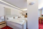 Schlafzimmer mit zwei Einzelbetten und Fernseher - Strandhaus Claassen 10 - Top-Hundeurlaub