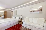Schlafzimmer mit zwei Einzelbetten und Couch - Strandhaus Claassen 10 - Top-Hundeurlaub