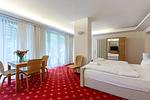 Helles Schlafzimmer mit Doppelbett und Tisch - Strandhaus Claassen 10 - Top-Hundeurlaub