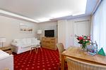 Helles Wohnzimmer mit Sofa und Fernseher - Strandhaus Claassen 10 - Top-Hundeurlaub