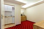 Küche mit weißen Schränken und Holzregalen - Strandhaus Claassen 10 - Top-Hundeurlaub