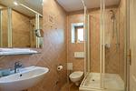 Badezimmer mit Dusche und Waschtisch - Strandhaus Claassen 10 - Top-Hundeurlaub