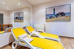 Wellnessbereich mit Liegen und Gemälden - Strandhaus Claassen 10 - Top-Hundeurlaub