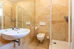 Modernes Badezimmer mit Dusche und Waschbecken - Strandhaus Claassen 10 - Top-Hundeurlaub