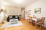 Helles Wohnzimmer mit Sofa und Esstisch. - Strandleben 01 - Georg Grosz - Top-Hundeurlaub