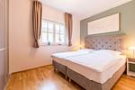 Helles Schlafzimmer mit Doppelbett und Fenster. - Strandleben 01 - Georg Grosz - Top-Hundeurlaub