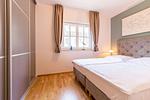 Schlafzimmer mit zwei Einzelbetten und Fenster. - Strandleben 01 - Georg Grosz - Top-Hundeurlaub