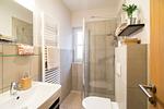 Modernes Badezimmer mit Dusche und Waschbecken. - Strandleben 01 - Georg Grosz - Top-Hundeurlaub