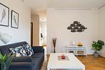 Wohnzimmer mit Sofa und modernen Akzenten - Strandleben 04 - Erich Heckel - Top-Hundeurlaub