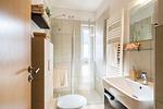 Modernes Badezimmer mit Dusche und Waschbecken - Strandleben 04 - Erich Heckel - Top-Hundeurlaub