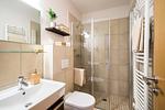 Modernes Badezimmer mit Glasdusche und Waschbecken - Strandleben 05 - Edmund Kesting - Top-Hundeurlaub