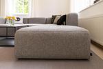Wohnzimmer mit modernem grauem Sofa und Tisch - Pur A4 - Top-Hundeurlaub