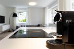 Moderne Küche mit Kaffeemaschine und Kochfeld - Pur A4 - Top-Hundeurlaub